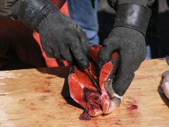 Raw (to eat something raw)